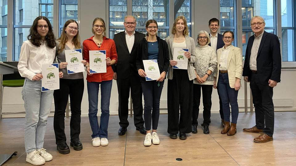 Drei Schülerinnen haben die BIB-Jugend-Zukunftspreis 2023 erhalten. Drei Schülerinnen haben die BIB-Jugend-Zukunftspreis 2023 erhalten.