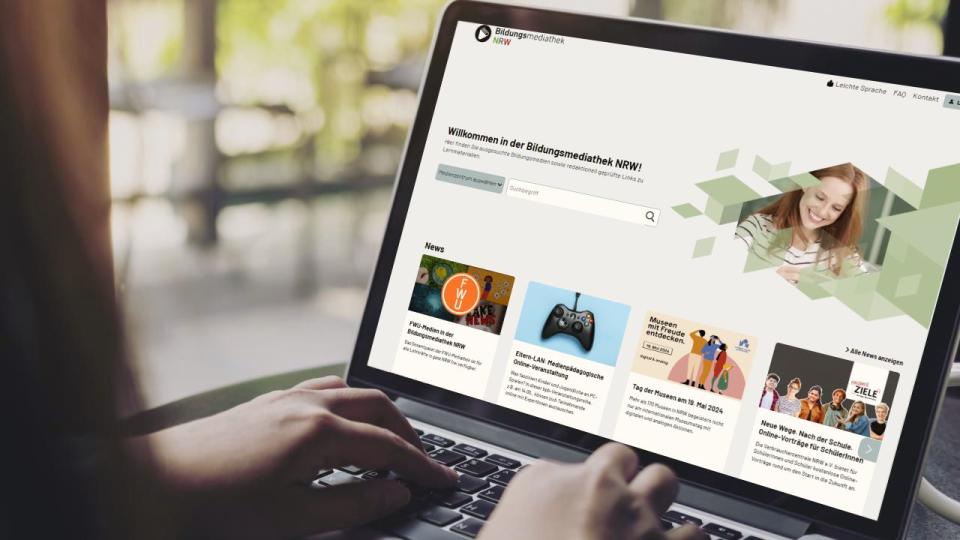 An einem Laptop wird mit der FWU-Datenbank in der Bildungsmediathek NRW gearbeitet. An einem Laptop wird mit der FWU-Datenbank in der Bildungsmediathek NRW gearbeitet.