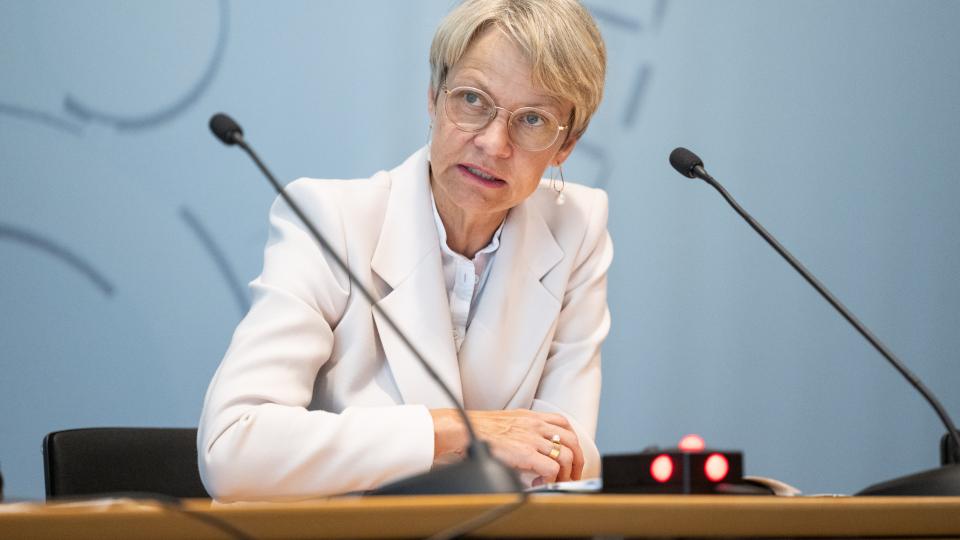Ministerin Dorothee Feller sitzt an einem Tisch hinter zwei Mikrofonen und spricht. Ministerin Dorothee Feller sitzt an einem Tisch hinter zwei Mikrofonen und spricht.