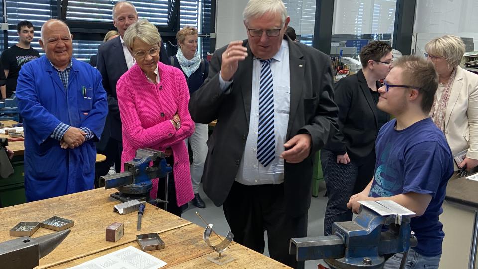 Schulministerin Dorothee Feller und Arbeitsminister Karl-Josef Laumann im Gespräch mit einem Schüler des Franz-Jürgens-Berufskollegs in Düsseldorf Schulministerin Dorothee Feller und Arbeitsminister Karl-Josef Laumann im Gespräch mit einem Schüler des Franz-Jürgens-Berufskollegs in Düsseldorf