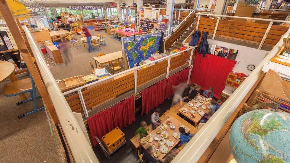 Basis der Demokratiebildung an der Laborschule Bielefeld ist die offene räumliche Struktur. Basis der Demokratiebildung an der Laborschule Bielefeld ist die offene räumliche Struktur.
