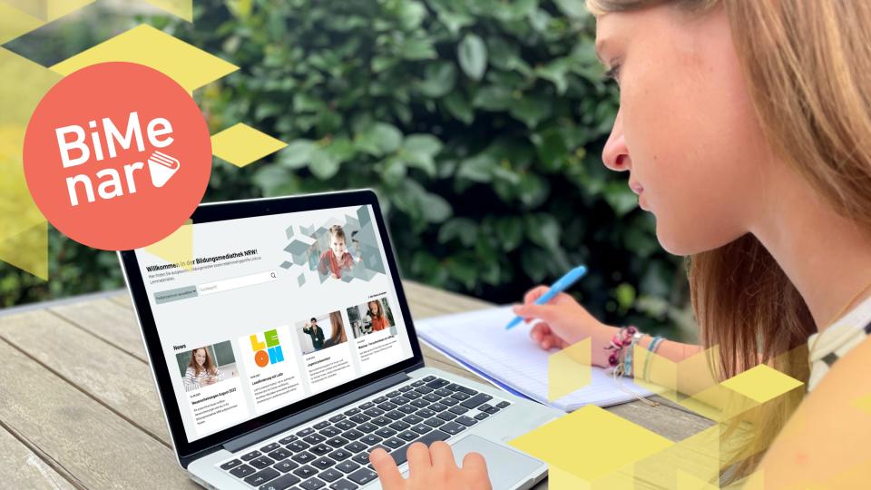 Eine junge Frau sitzt vor einem Laptop und arbeitet mit der Bildungsmediathek NRW. Im Vordergrund Schriftzug „BiMenar“ mit dem Logo der Bildungsmediathek NRW. Eine junge Frau sitzt vor einem Laptop und arbeitet mit der Bildungsmediathek NRW. Im Vordergrund Schriftzug „BiMenar“ mit dem Logo der Bildungsmediathek NRW.