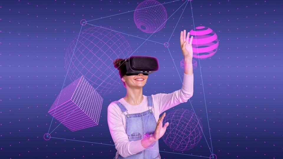 Ein Mädchen trägt eine VR-Brille und erlebt einen virtuellen Raum. Ein Mädchen trägt eine VR-Brille und erlebt einen virtuellen Raum.