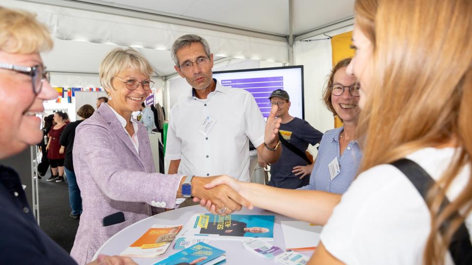 Schulministerin Dorothee Feller begrüßt am Samstagnachmittag eine Besucherin am Stand des Schulministeriums. Schulministerin Dorothee Feller begrüßt am Samstagnachmittag eine Besucherin am Stand des Schulministeriums.