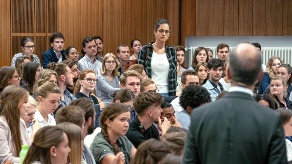 Naima ist schockiert: Wie kann es sein, dass Prof. Pohl sie mit so einem rassistischen Unterton bloßstellt? Naima ist schockiert: Wie kann es sein, dass Prof. Pohl sie mit so einem rassistischen Unterton bloßstellt?