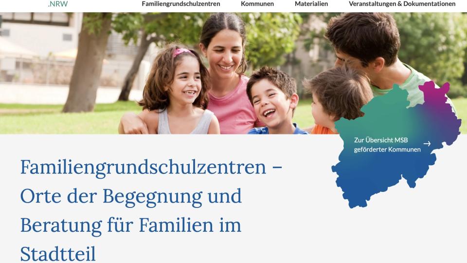 Startseite des Portals der Familiengrundschulzentren in NRW, darauf ist eine entspannte Familie im Park zu sehen.