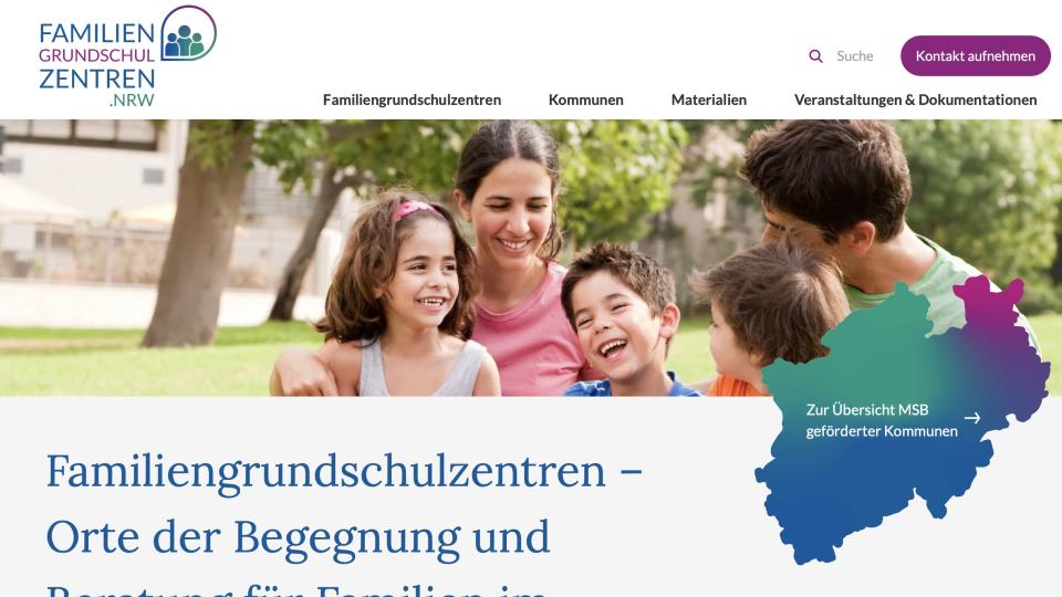 Startseite des Portals der Familiengrundschulzentren in NRW, darauf ist eine entspannte Familie im Park zu sehen. Startseite des Portals der Familiengrundschulzentren in NRW, darauf ist eine entspannte Familie im Park zu sehen.