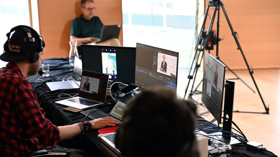 Zwei Personen sitzen vor mehreren Bildschirmen und technischem Equipment und verfolgen die Online-Dialogveranstaltung. Auf einem der Bildschirme ist Ministerin Feller zu erkennen. Zwei Personen sitzen vor mehreren Bildschirmen und technischem Equipment und verfolgen die Online-Dialogveranstaltung. Auf einem der Bildschirme ist Ministerin Feller zu erkennen.