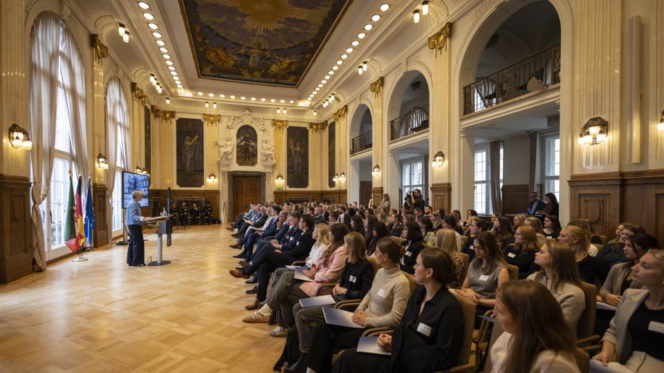 Vereidigungsfeier im Plenarsaal der Bezirksregierung Düsseldorf: Schulministerin Feller spricht am Rednerpult zum Publikum