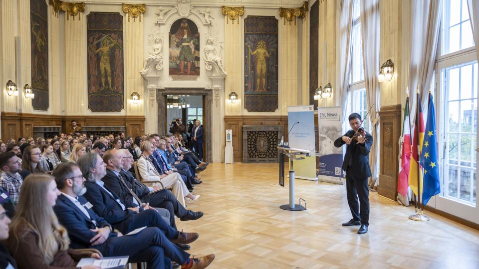 Vereidigungsfeier im Plenarsaal der Bezirksregierung Düsseldorf mit einem Violinisten