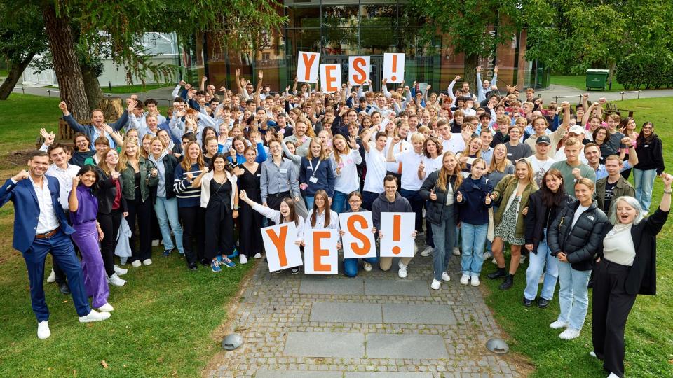Die Teilnehmenden am Finale des Wettbewerbs Young Economic Solutions 2023 stehen beieinander und halten Schilder mit der Aufschrift YES! in die Höhe. Die Teilnehmenden am Finale des Wettbewerbs Young Economic Solutions 2023 stehen beieinander und halten Schilder mit der Aufschrift YES! in die Höhe.