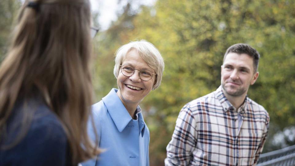 Vereidigungsfeier 2024: Schulministerin Dorothee Feller ist im Gespräch mit Lehramtsanwärterin Carlotta Reibiger und Lehramtsanwärter Fabian Bless. Vereidigungsfeier 2024: Schulministerin Dorothee Feller ist im Gespräch mit Lehramtsanwärterin Carlotta Reibiger und Lehramtsanwärter Fabian Bless.