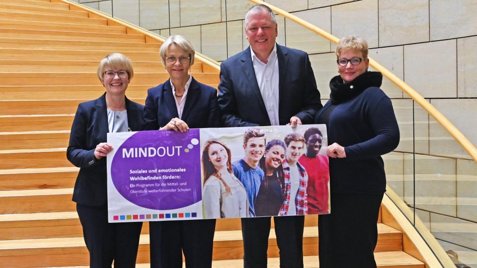 Vor einem Treppenaufgang im Düsseldorfer Landtag stehen Ricarda Steinmayr, Professorin an der Technischen Universität Dortmund, Ministerin Dorothee Feller, Westlotto-Geschäftsführer Andreas Kötter und Alice Bienk, Schulleiterin des Elsa-Brandström-Gymnasiums in Oberhausen Vor einem Treppenaufgang im Düsseldorfer Landtag stehen Ricarda Steinmayr, Professorin an der Technischen Universität Dortmund, Ministerin Dorothee Feller, Westlotto-Geschäftsführer Andreas Kötter und Alice Bienk, Schulleiterin des Elsa-Brandström-Gymnasiums in Oberhausen