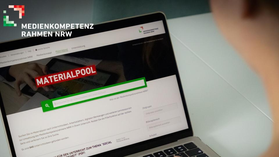 Blick auf einen Laptop. Auf dem Bildschirm ist der Materialpool des Medienkompetenzrahmens NRW zu sehen. Blick auf einen Laptop. Auf dem Bildschirm ist der Materialpool des Medienkompetenzrahmens NRW zu sehen.