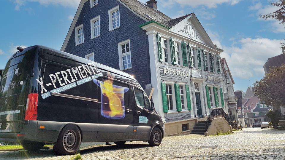 Das X-perimente Mobil steht vor dem Röntgen-Museum. Das X-perimente Mobil steht vor dem Röntgen-Museum.