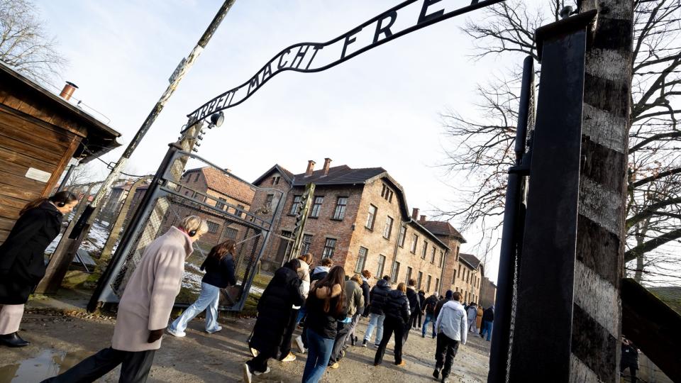 „Arbeit macht frei“: Mit der zynischen Aufschrift am Eingangstor des Stammlagers Auschwitz I haben die Nazis die menschennunwürdige Behandlung der Häftlinge verschleiert