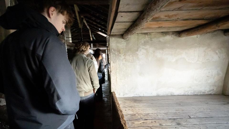 In der Baracke: In drei Reihen übereinander mussten sich vier bis fünf Häftlinge ein Nachtlager teilen