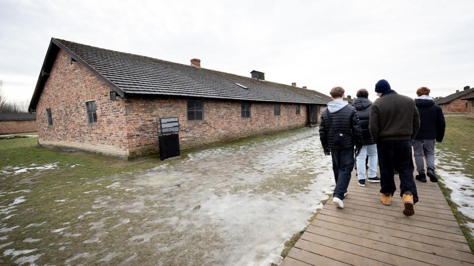 Im Vernichtungslager Birkenau: Schülerinnen und Schüler auf dem Weg in eine Baracke, in der auf engstem Raum rund 700 Häftlinge leben mussten