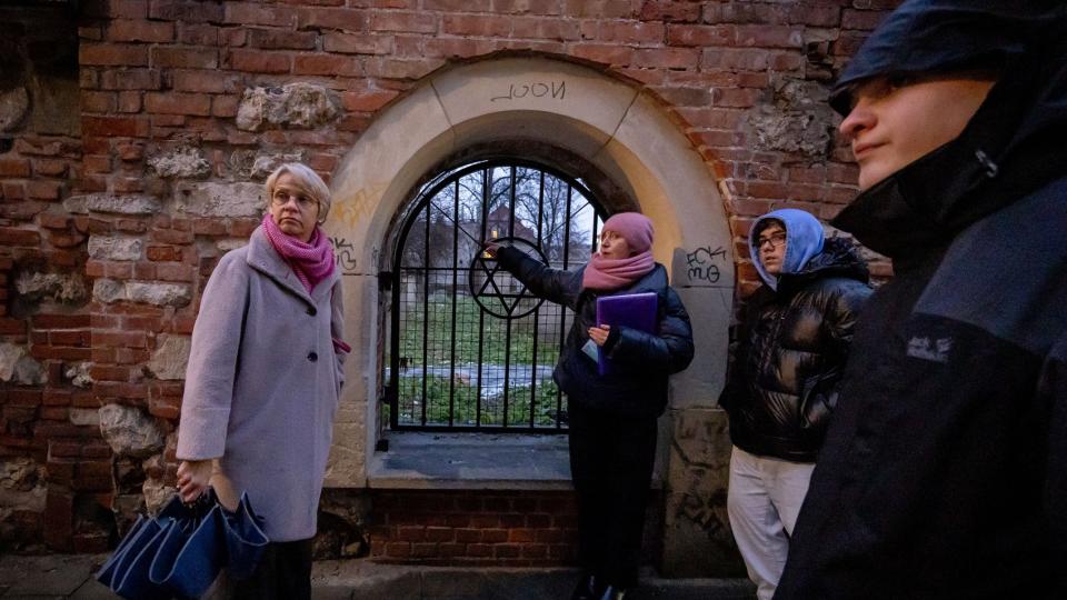 Am alten jüdischen Friedhof: Ministerin Feller mit Schülern bei einer Führung durch den Krakauer Stadtteil Kazimierz