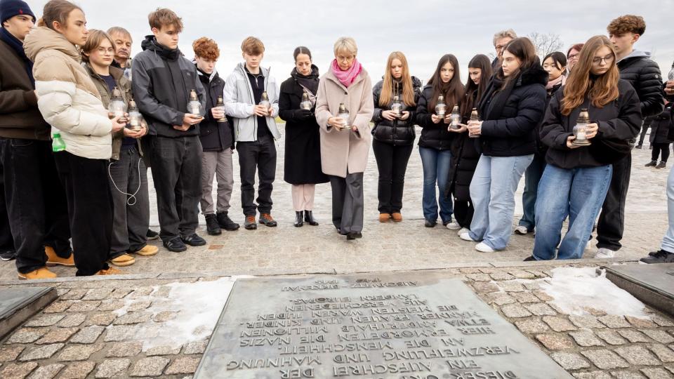 „Dieser Ort sei allzeit ein Aufschrei der Verzweiflung und Mahnung an die Menschheit“: Ministerin Feller und Schülerinnen und Schüler aus Neuss entzünden am Mahnmal in Auschwitz-Birkenau Kerzen zum Gedenken an die Opfer des Holocaust