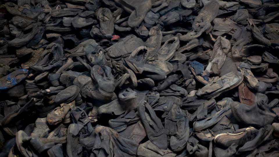 Das Unvorstellbare sehen: Hinter Glas die Schuhe von Häftlingen, die nach der Befreiung des Lagers gefunden wurden.