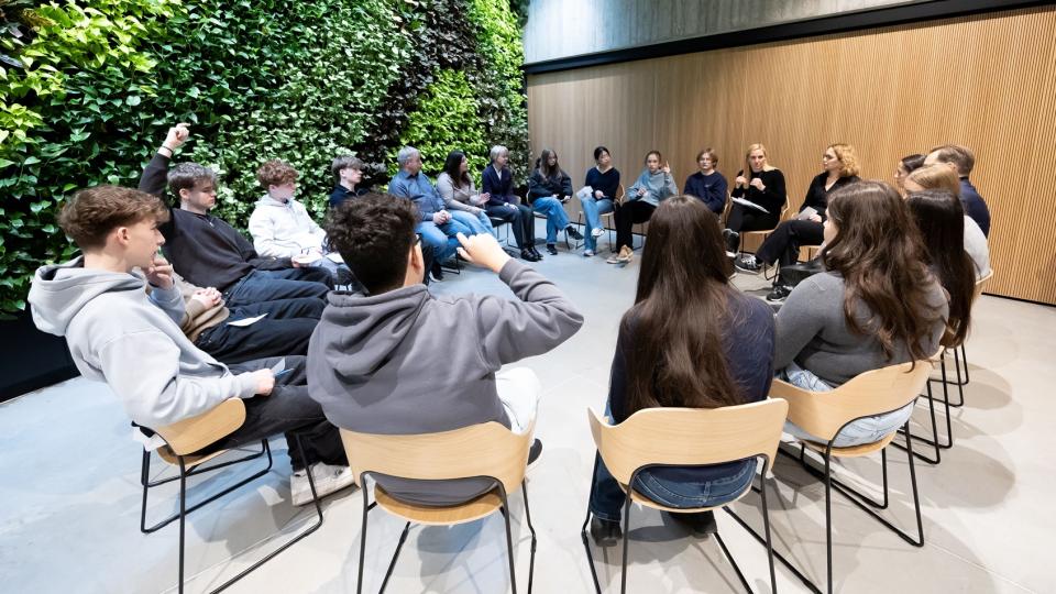 „Auschwitz begreifen“: Der Besuch der Gedenkstätte beginnt mit einem Workshop, in dem die Schülerinnen und Schüler auf das, was sie später zu sehen bekommen, vorbereitet werden
