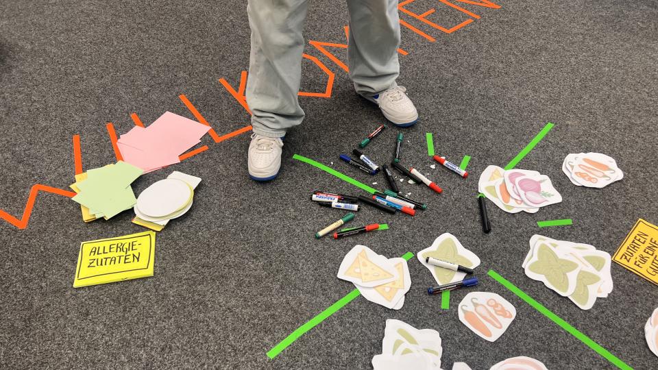 Schülerinnen und Schüler arbeiten gemeinsam am Thema Ernährung in einem Workshop von "Your Vision Schule NRW". Schülerinnen und Schüler arbeiten gemeinsam am Thema Ernährung in einem Workshop von "Your Vision Schule NRW".