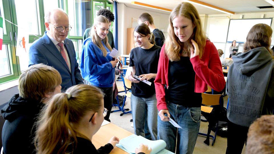 Schülerinnen und Schüler führen eine Juniorwahl durch. Schülerinnen und Schüler führen eine Juniorwahl durch.