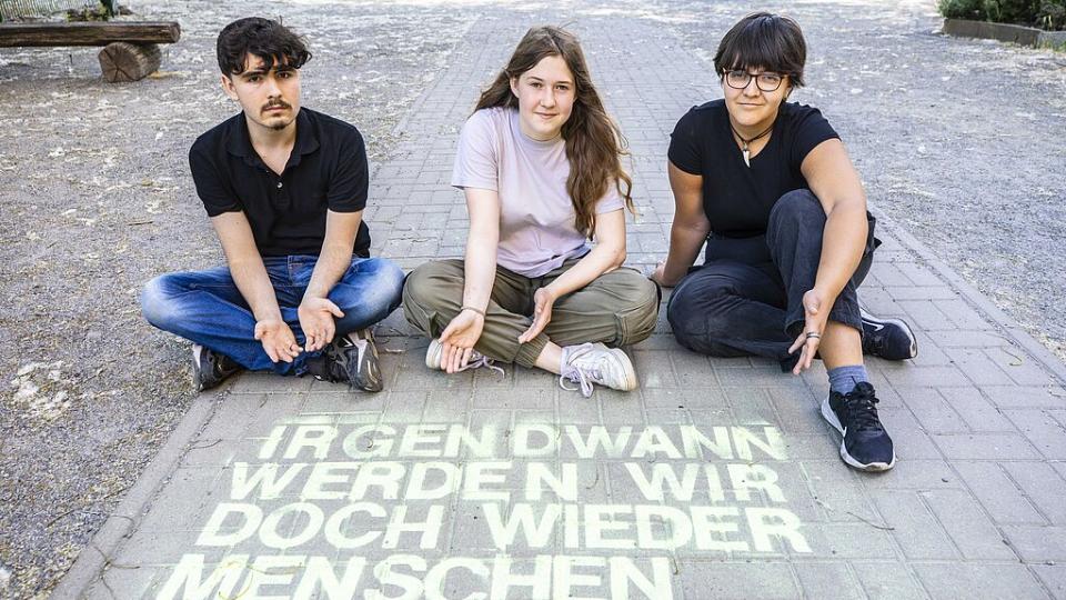 Am Anne Frank Tag erinnern Schulen aus ganz Deutschland an Anne Frank und die Verbrechen in der Zeit des Nationalsozialismus. Am Anne Frank Tag erinnern Schulen aus ganz Deutschland an Anne Frank und die Verbrechen in der Zeit des Nationalsozialismus.