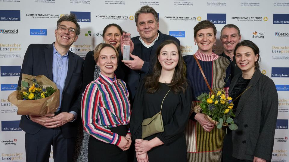 Gruppenbild der ersten Preisträger des Deutschen Lesepreises 2025