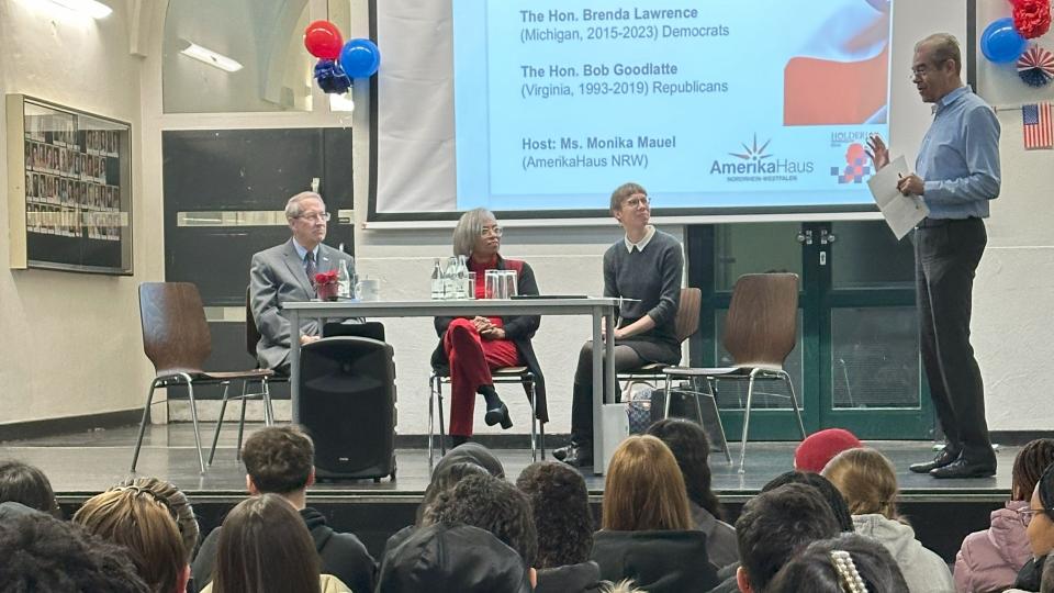 Im November 2024 waren auf Einladung des AmerikaHaus NRW e.V. zwei ehemalige US-Kongressabgeordnete am Hölderlin Gymnasium Köln zu Gast: Brenda Lawrence, Demokratin aus Michigan, und Bob Goodlatte, Republikaner aus Virginia.
