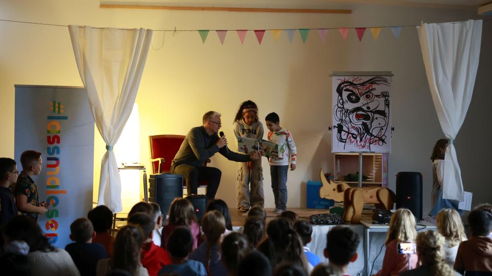 Schülerinnen und Schüler haben eine Lesung organisiert. Schülerinnen und Schüler haben eine Lesung organisiert.