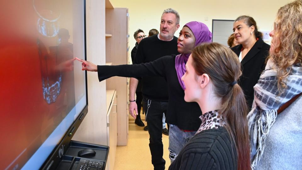 Schülerinnen und Schüler präsentieren der US-Generalkonsulin ihren Beitrag zum Wettbewerb "Fake News?!". Schülerinnen und Schüler präsentieren der US-Generalkonsulin ihren Beitrag zum Wettbewerb "Fake News?!".