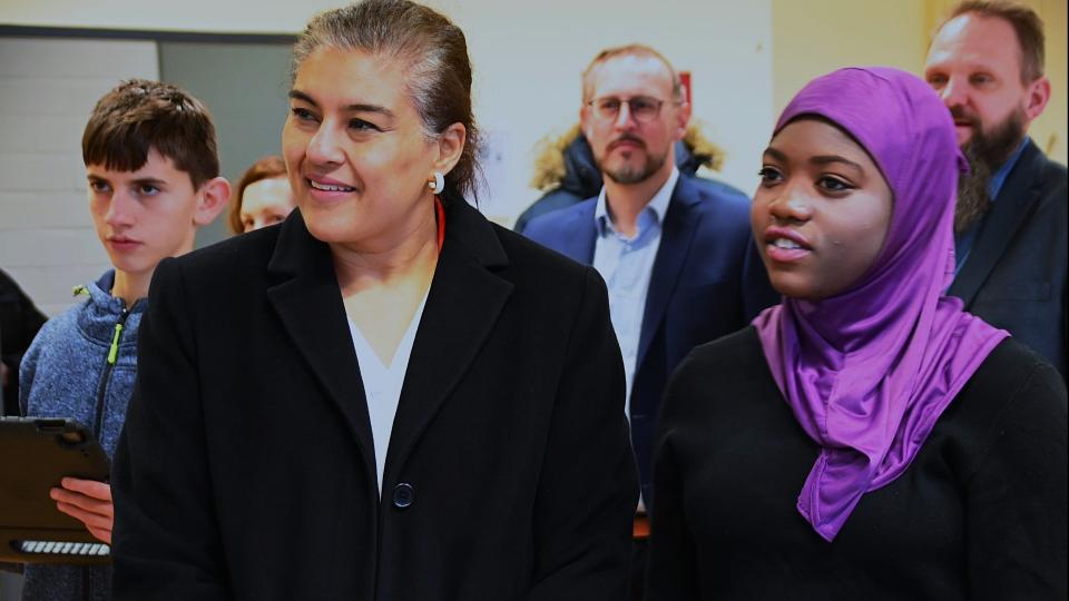 Die US-Generalkonsulin Preet V. Shah besucht die Rurtalschule des Kreises Heinsberg.