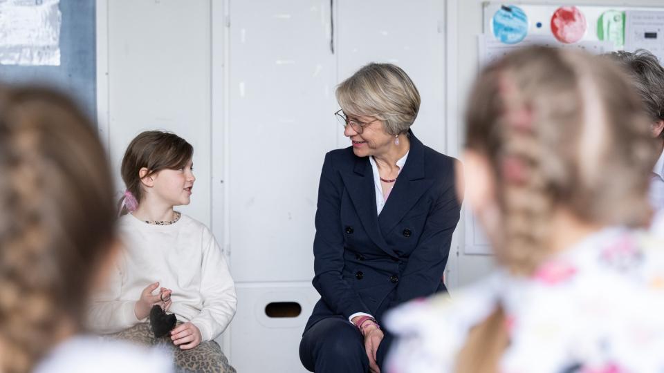 Ministerin Feller nimmt an der Sprachförderung in der Bonifatiusschule Düsseldorf teil.