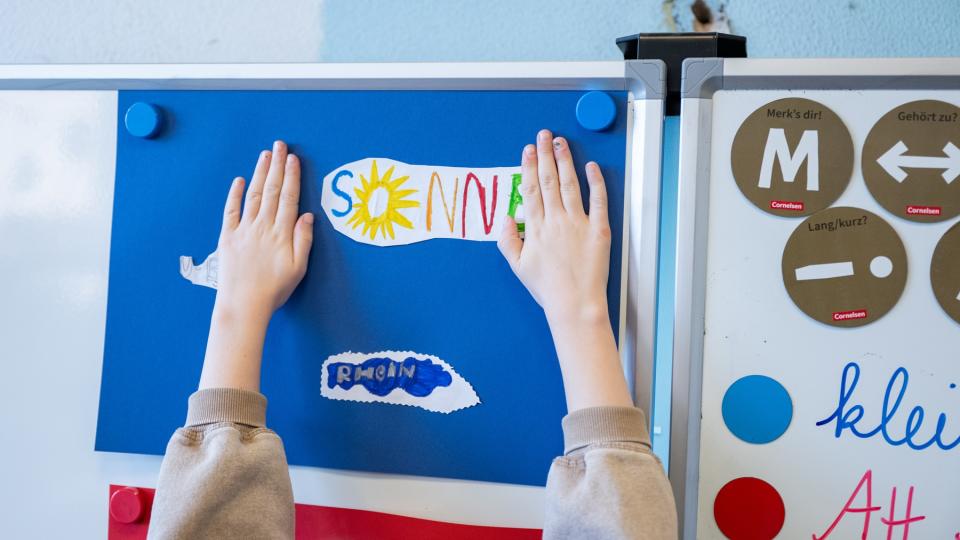 Eine Schülerin verbindet einfache Wörter mit Symbolen.