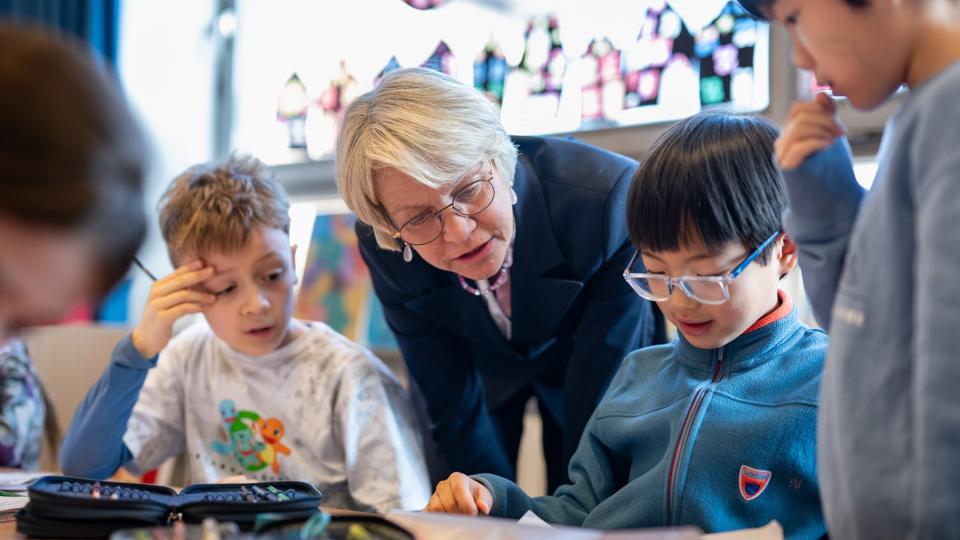 Ministerin Feller geht an der Bonifatiusschule Düsseldorf durch die Klasse 3a.