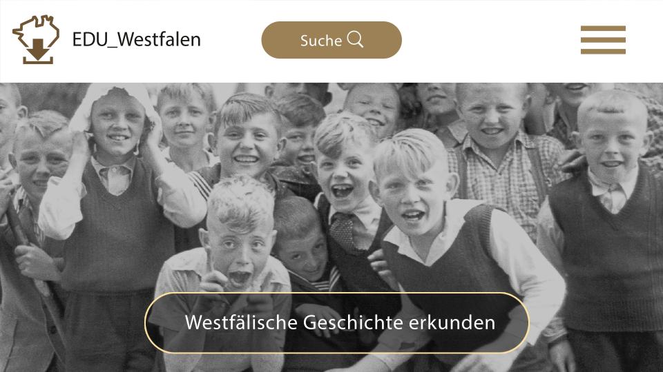 Auf einem erkennbar alten Schwarzweiß-Foto grinsen in die Kamera und schneiden Grimassen. Auf einem erkennbar alten Schwarzweiß-Foto grinsen in die Kamera und schneiden Grimassen.