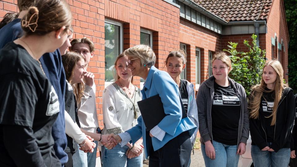 Ministerin Dorothee Feller spricht mit Schülerinnen und Schülern der Sekundarschule Horstmar-Schöppingen.. Ministerin Dorothee Feller spricht mit Schülerinnen und Schülern der Sekundarschule Horstmar-Schöppingen..