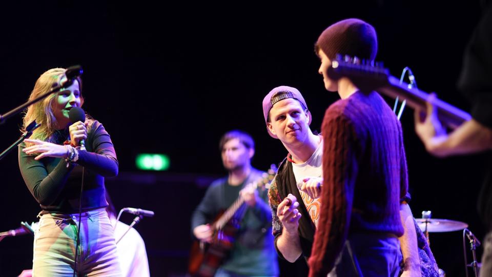Jugendliche spielen und singen bei einer Jamsession im Rahmen des Treffens junge Musikszene miteinander. Jugendliche spielen und singen bei einer Jamsession im Rahmen des Treffens junge Musikszene miteinander.