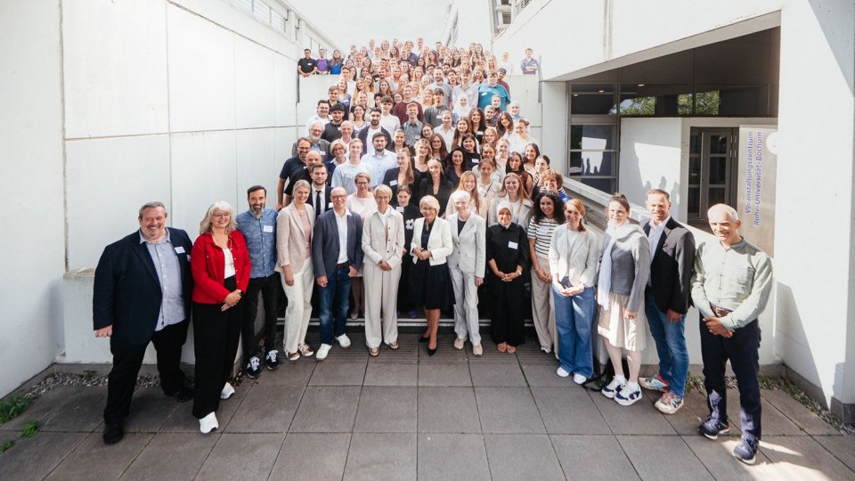 Gruppenbild: Ministerin Feller, Projektpartnerinnen und Projektpartner, Lehramtsstipendiatinnen und Lehramtsstipendiaten. Gruppenbild: Ministerin Feller, Projektpartnerinnen und Projektpartner, Lehramtsstipendiatinnen und Lehramtsstipendiaten.