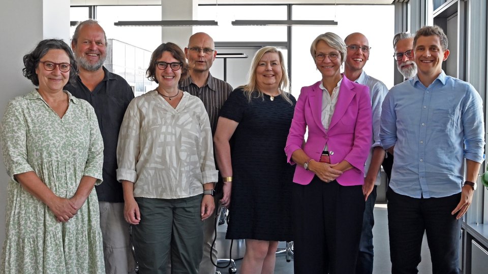 Gruppenbild: Ministerin Feller mit den Preisträgerinnen und Preisträgern des Deutschen Lehrkräftepreises 2025 (18. Juni 2025) Gruppenbild: Ministerin Feller mit den Preisträgerinnen und Preisträgern des Deutschen Lehrkräftepreises 2025 (18. Juni 2025)