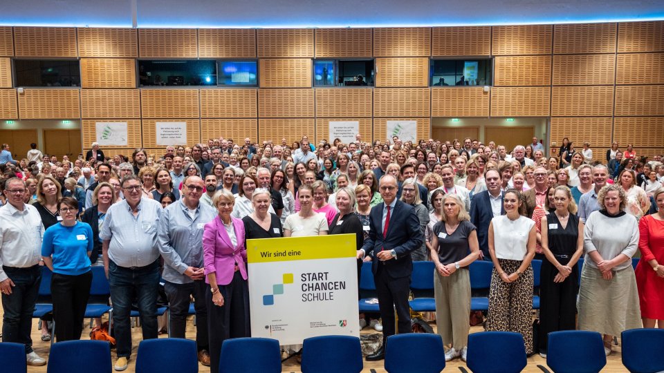 Gruppenbild mit Ministerin Dorothee Feller und den Schulleitungen der zweiten Runde der am Startchancen-Programm teilnehmenden Schulen (18. Juni 2025) Gruppenbild mit Ministerin Dorothee Feller und den Schulleitungen der zweiten Runde der am Startchancen-Programm teilnehmenden Schulen (18. Juni 2025)