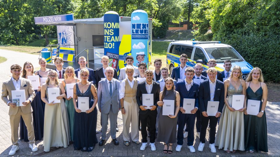 Gruppenbild: Ministerin Feller und Minister Reul mit Absolventinnen und Absolventen der FOS Polizei (30. Juni 2025 in Herzogenrath)