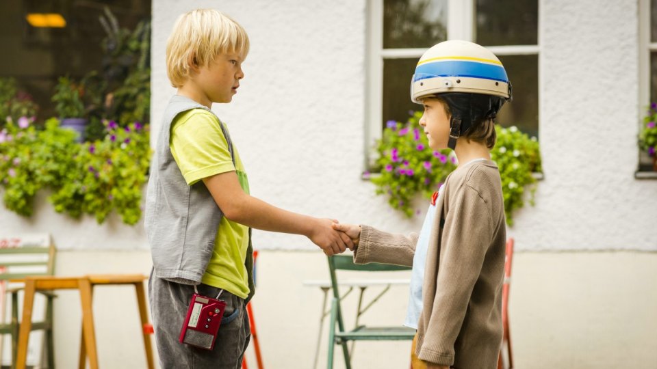 Die zwei Außenseiter Rico und Oskar lernen sich kennen und freunden sich an. Die zwei Außenseiter Rico und Oskar lernen sich kennen und freunden sich an.