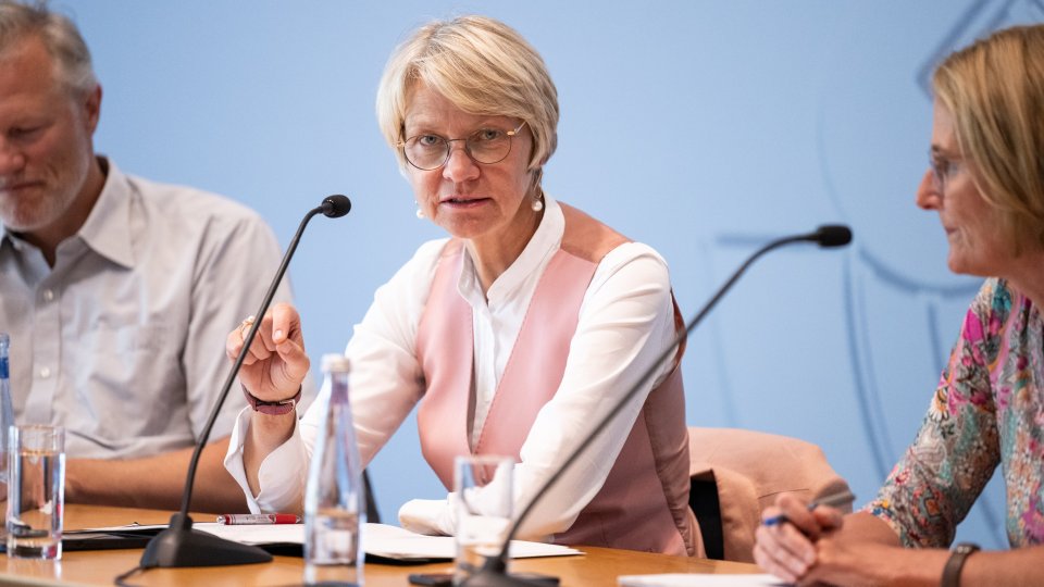 Ministerin Feller spricht in der Landespressekonferenz in Düsseldorf. 
