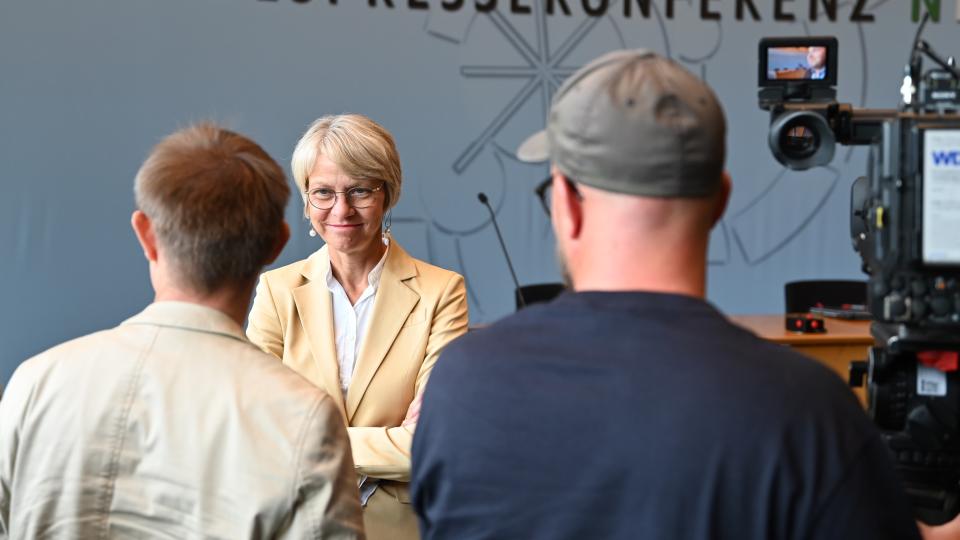 Ministerin Feller gibt ein Interview vor der Kamera im Rahmen der Schuljahresauftakt-Pressekonferenz. (22. August 2025)