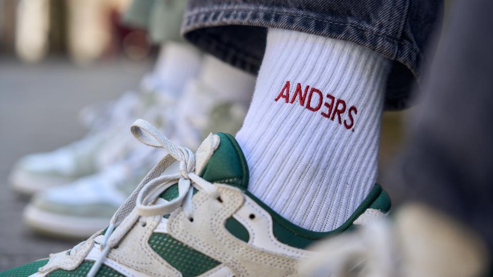 Eine Socke trägt den Aufdruck "ANDERS".