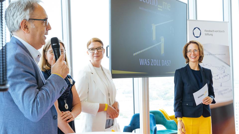 Der Wettbewerb econo=me 2025/26 unter dem Motto "Was Zoll das?" wird vorgestellt.