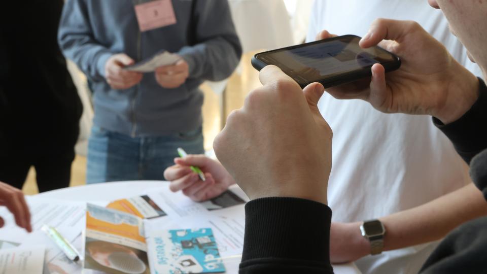Schülerinnen und Schüler sind beim Jugendmedientag im Landtag auch mit ihren eigenen Handys aktiv. Schülerinnen und Schüler sind beim Jugendmedientag im Landtag auch mit ihren eigenen Handys aktiv.